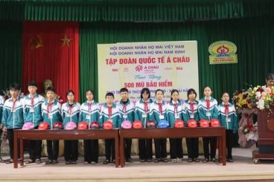 Trao tặng 500 mũ bảo hiểm cho trường THCS Hải Phương, xã Hải Hậu, Tỉnh Ninh Bình.