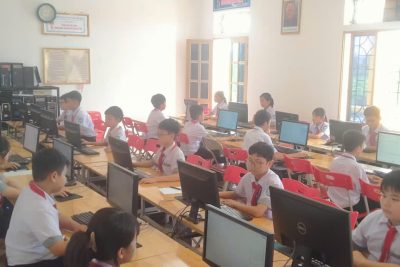 Một số hình ảnh học sinh kiểm tra định kỳ trực tuyến trên máy tính