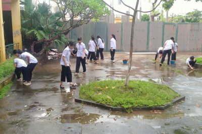 Học sinh lao động, vệ sinh tạo cảnh quan trường xanh, sạch, đẹp