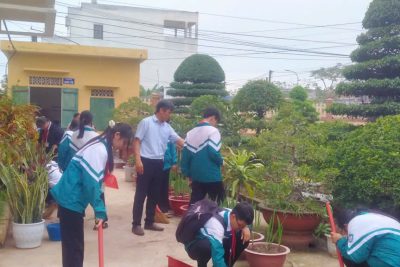 Học sinh trường THCS Hải Phương tham gia lao động vệ sinh